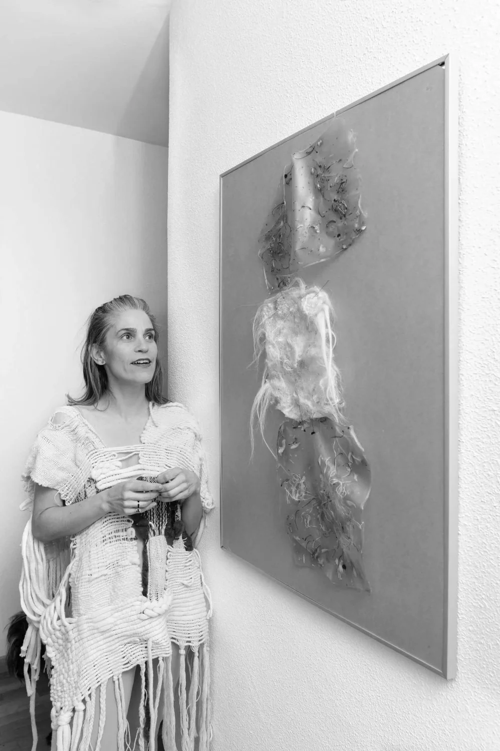 Mujer viendo una pintura